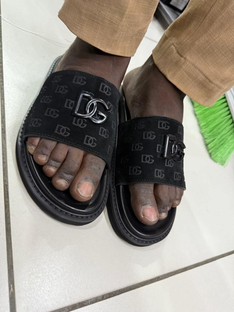 Tongs en cuir noir homme