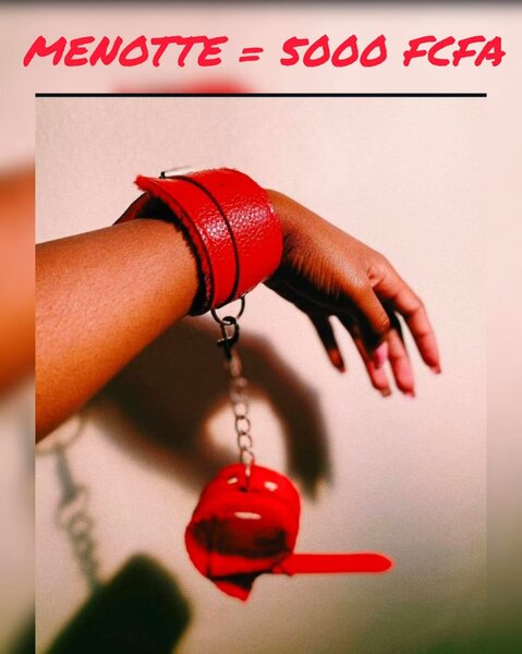 Menottes en cuir rouge