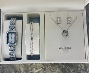 Комплект с наручными часами для женщин
