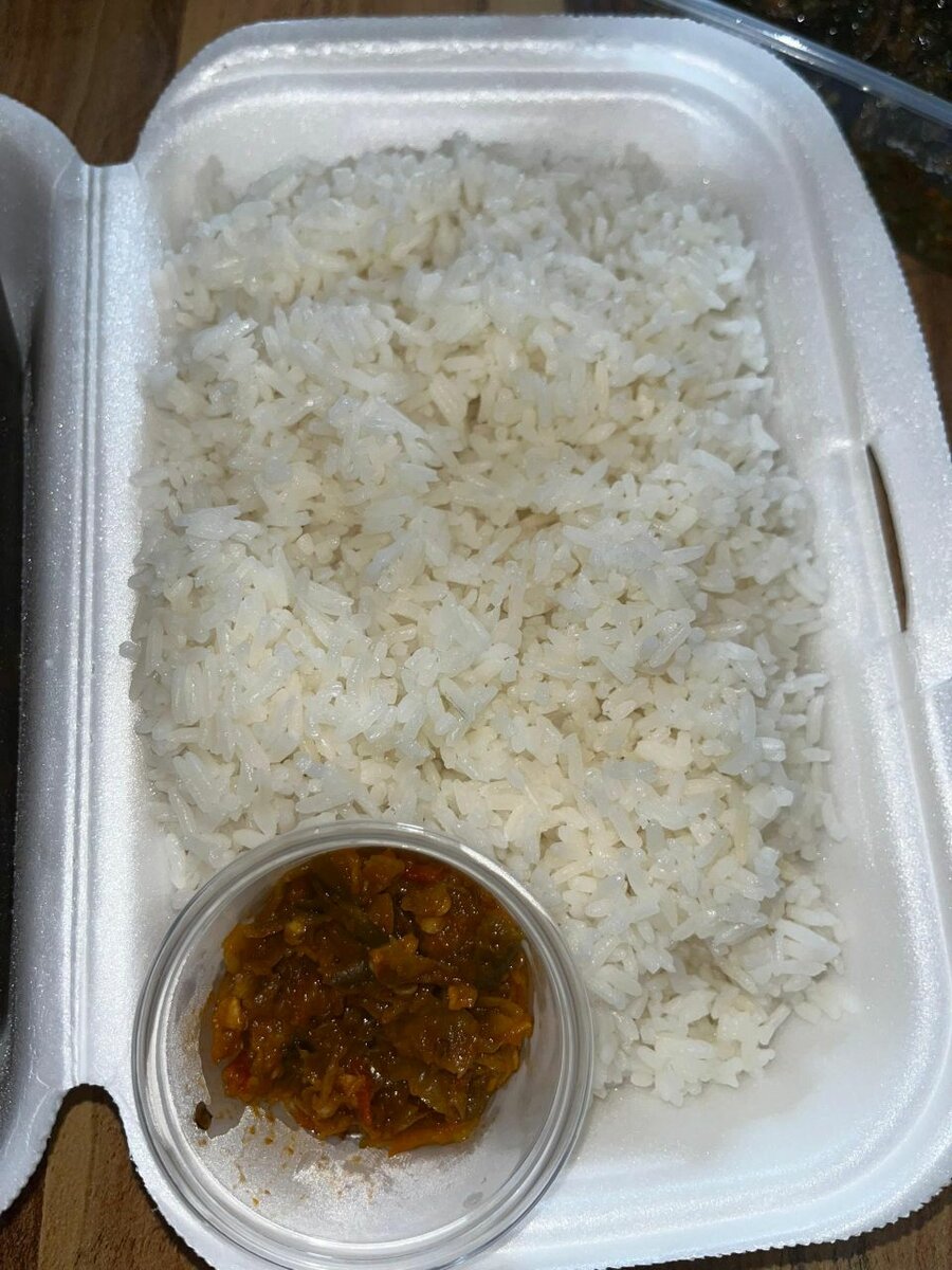 Plat de riz et sauce feuille