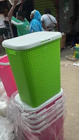 Panières à linge en plastique