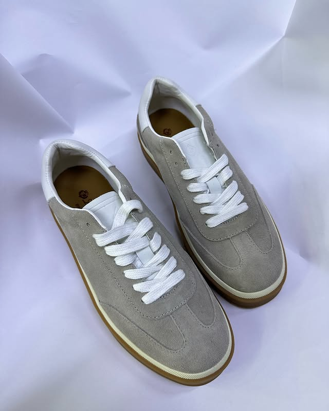 Кроссовки серые