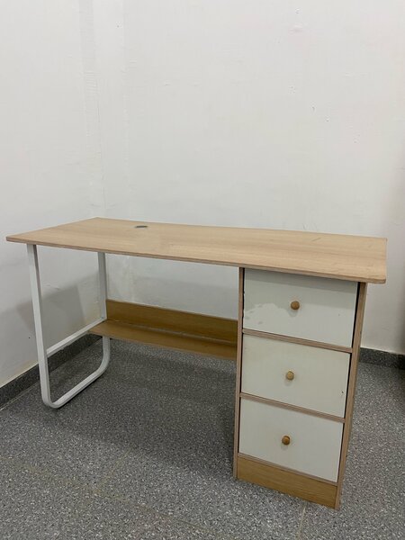 Bureau en bois avec tiroirs