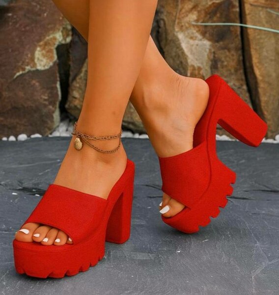 Mules rouges à talons hauts