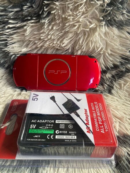 PSP de couleur rouge avec 60
