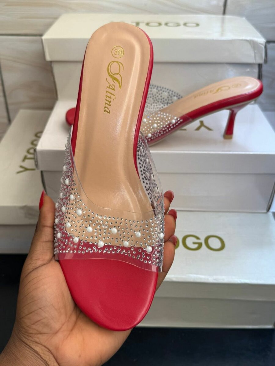 Mules à talons ornés strass