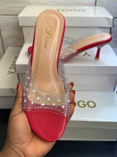 Mules à talons ornés strass