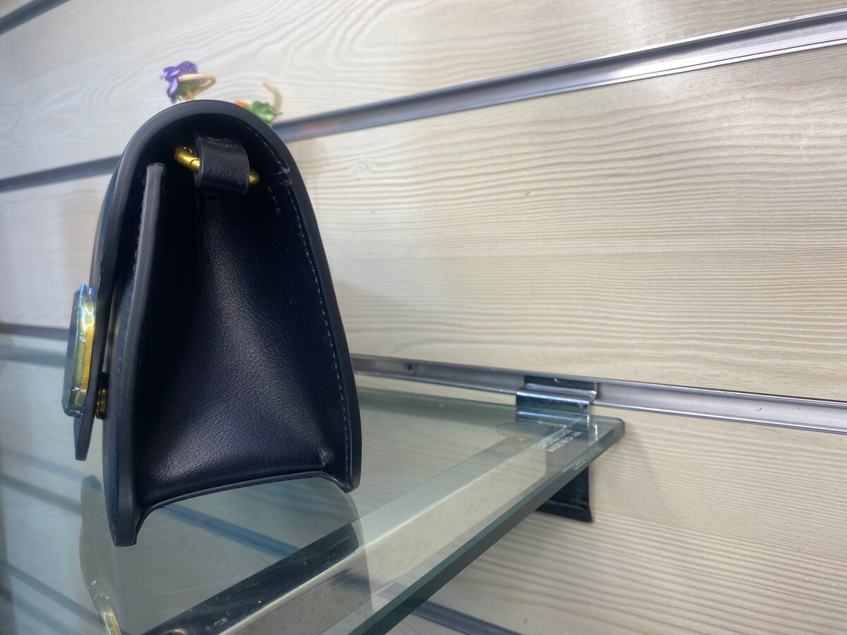 Sac à main en cuir noir élégant