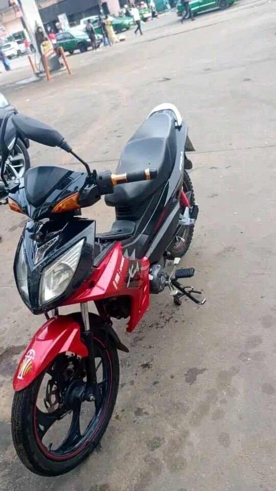 Moto urbaine sportive