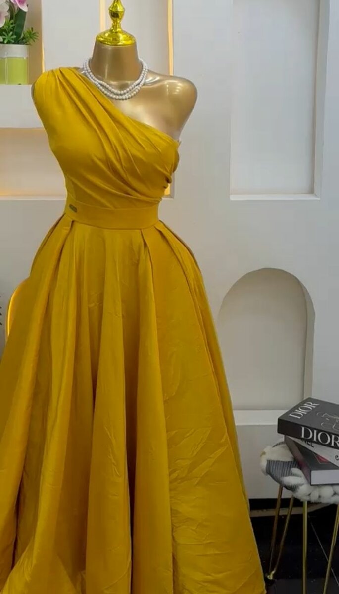 Robe élégante asymétrique dorée