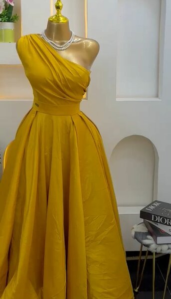 Robe élégante asymétrique dorée