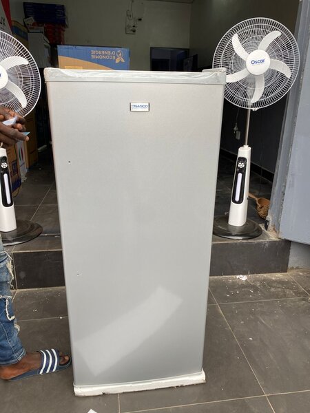 Congélateur vertical moderne