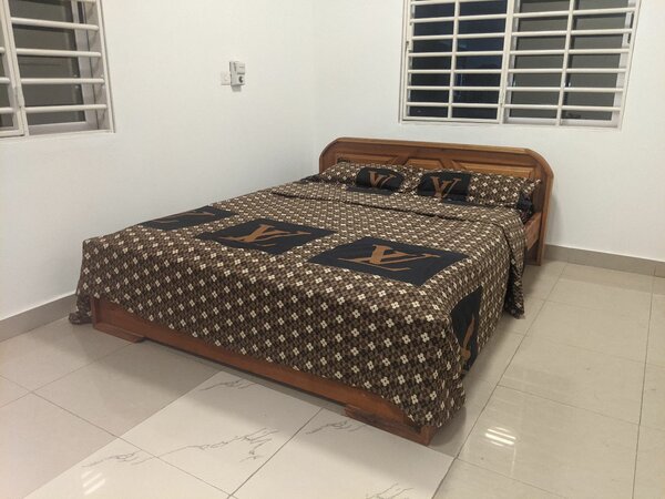 Complete Queen-Sized Bed Set