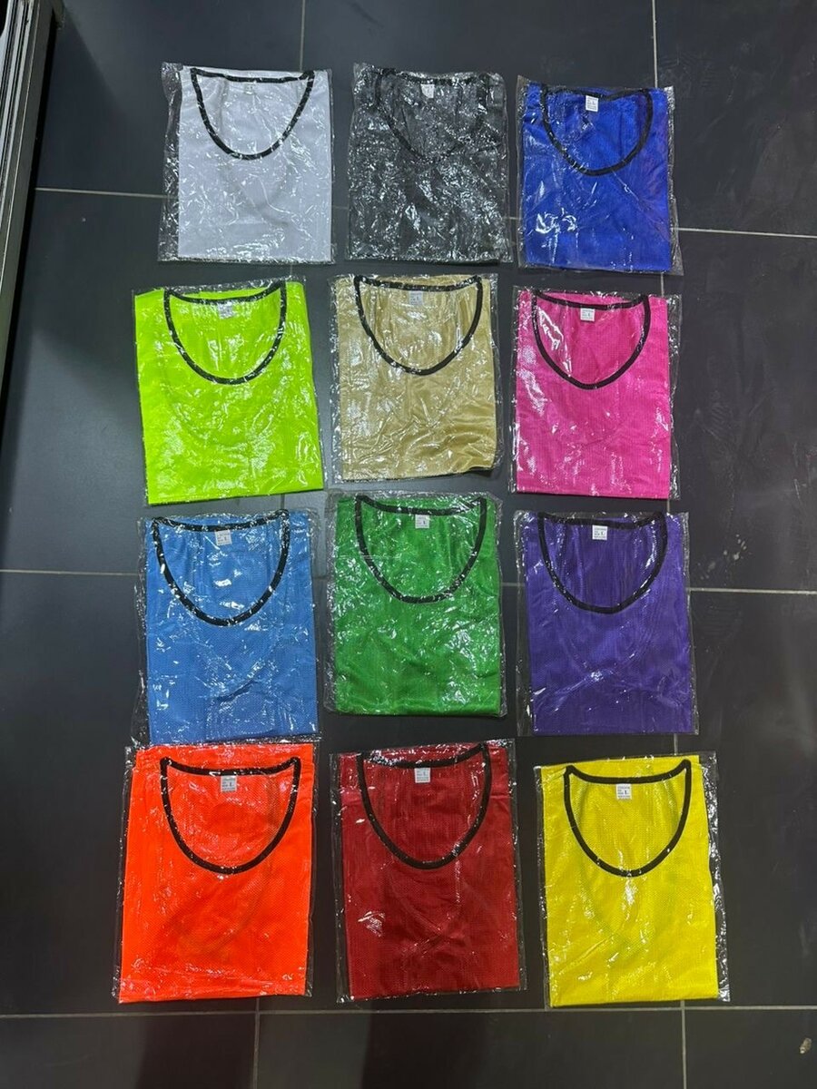 Lot de maillots colorés pour équipes