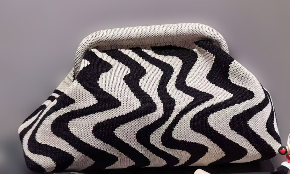 Pochette à motif ondulé