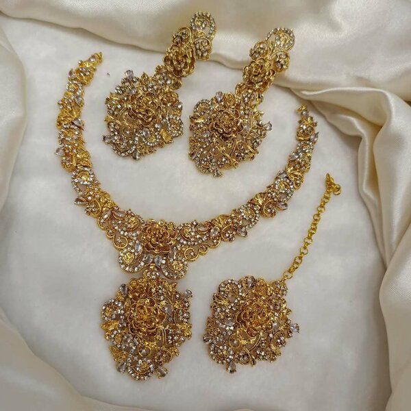 Ladies wedding set necklace and earrings
