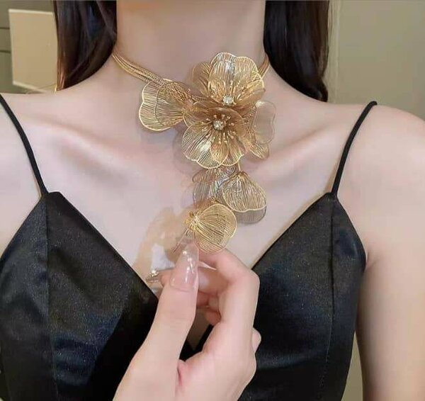Elegant Floral Choker Necklace