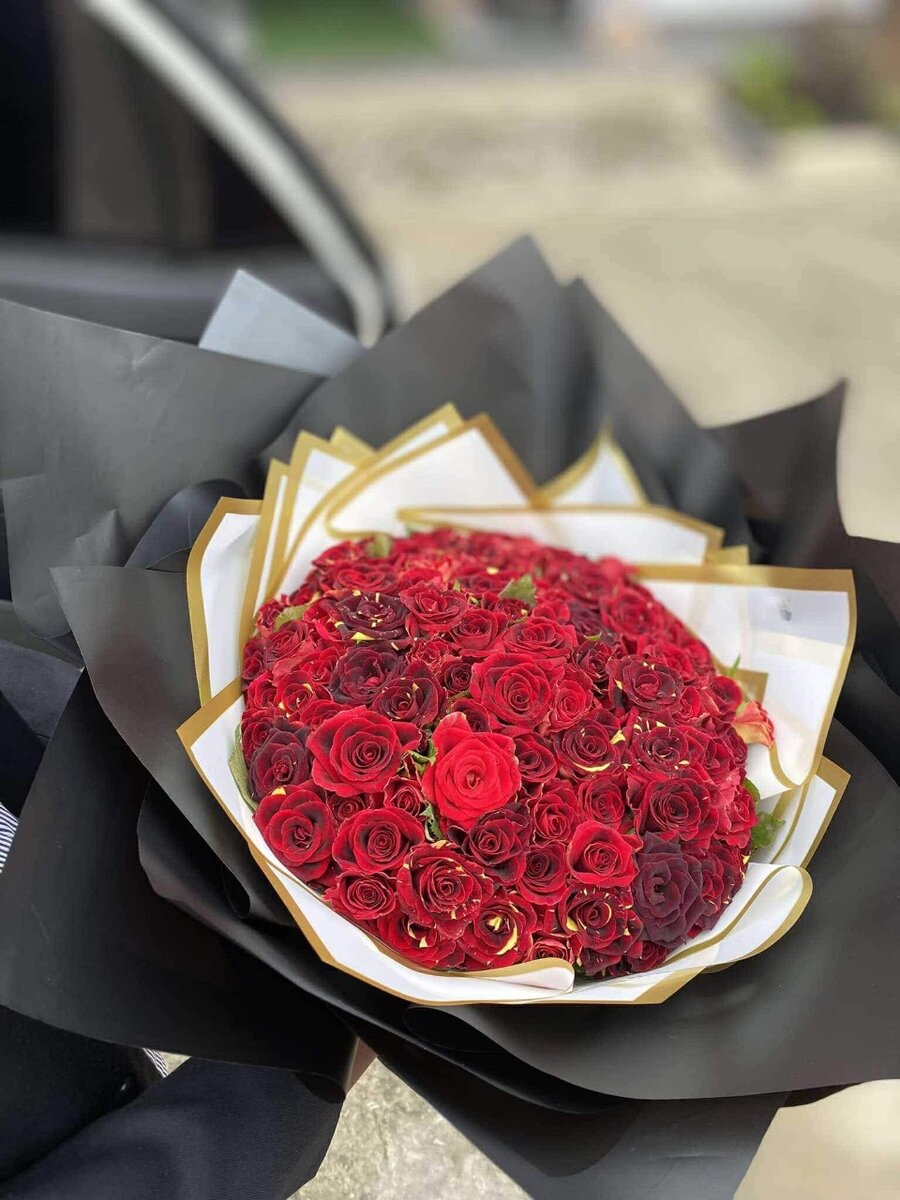 Flower bouquets and gift hampers