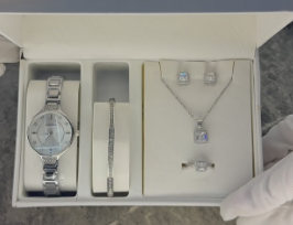Комплект с наручными часами для женщин