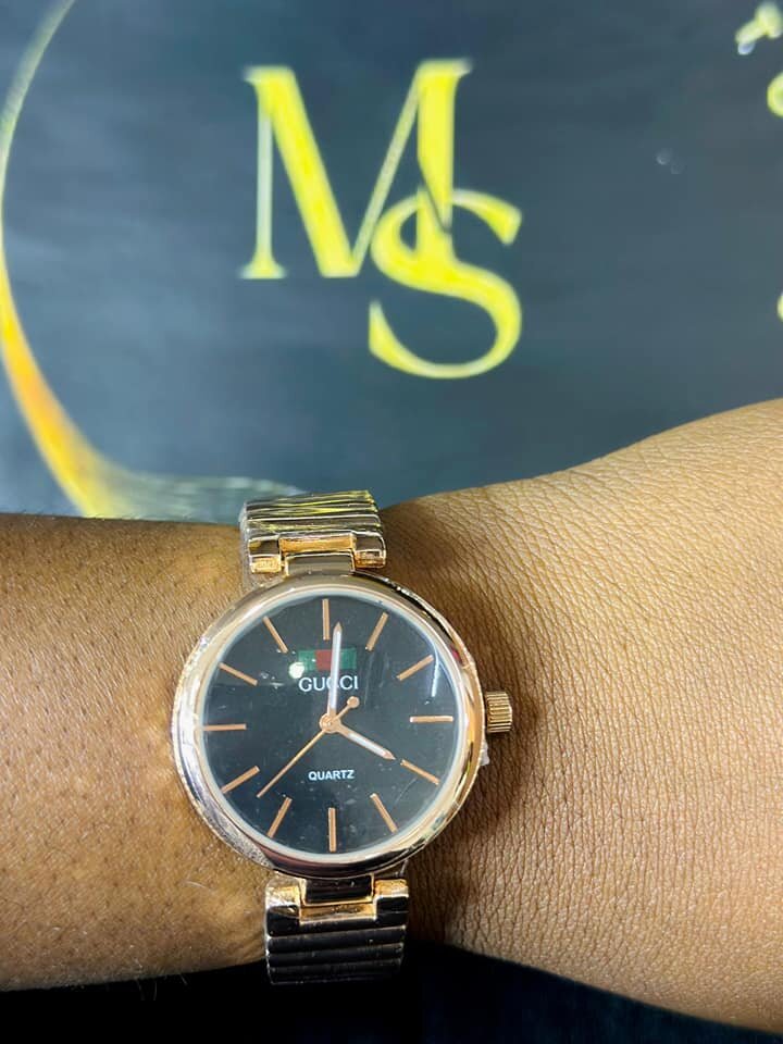 Women's wristwatch with metal bracelet