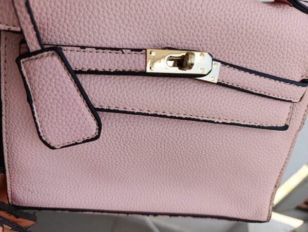 Sac à main en cuir texturé