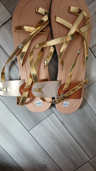 Sandales dorées élégantes femme