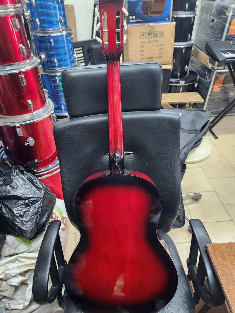 Guitare acoustique rouge vintage