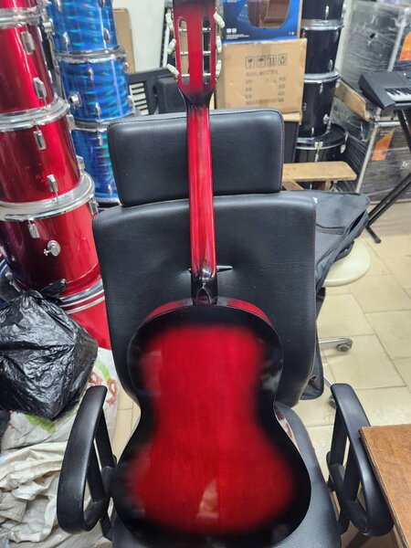 Guitare acoustique rouge vintage