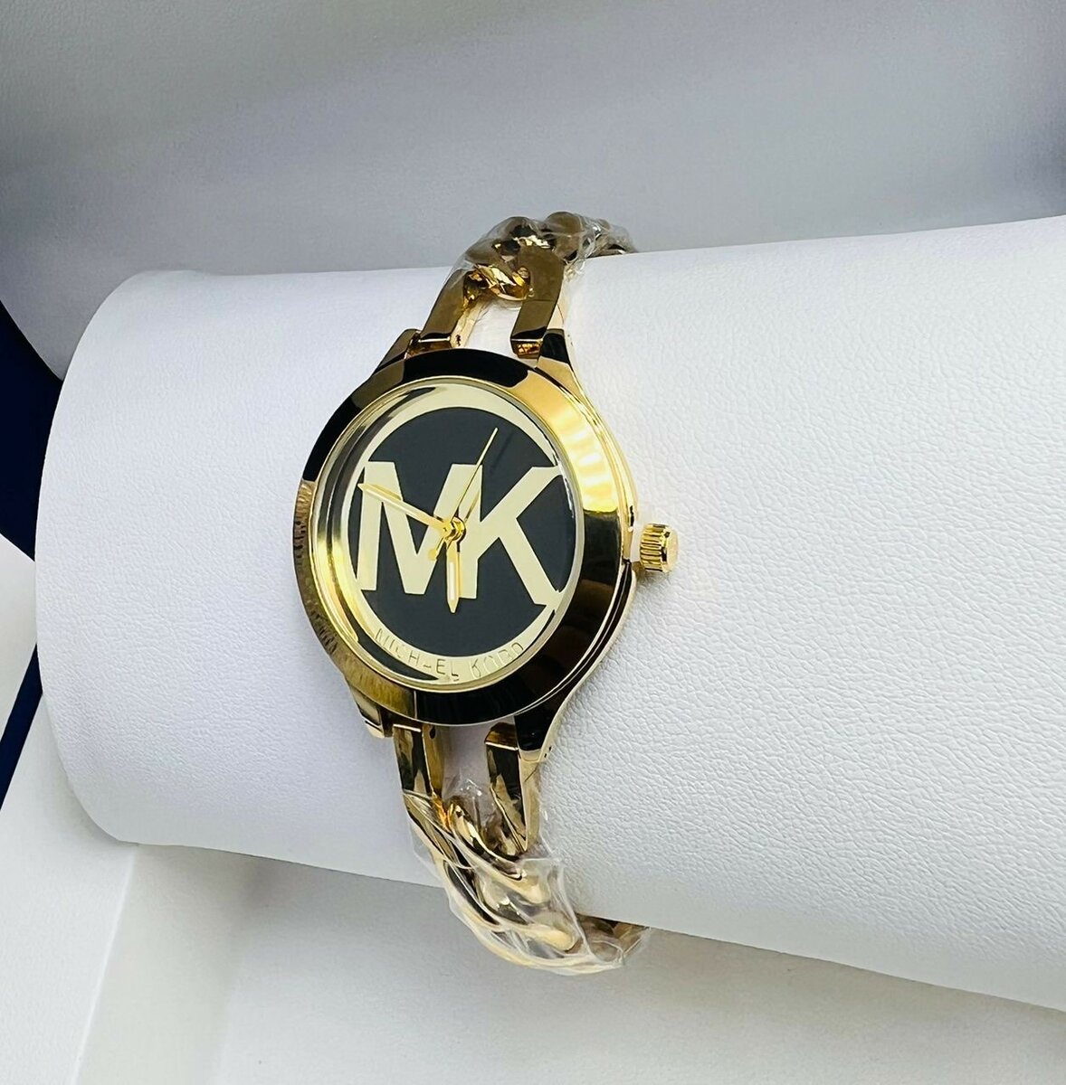 Montre dorée élégante MK