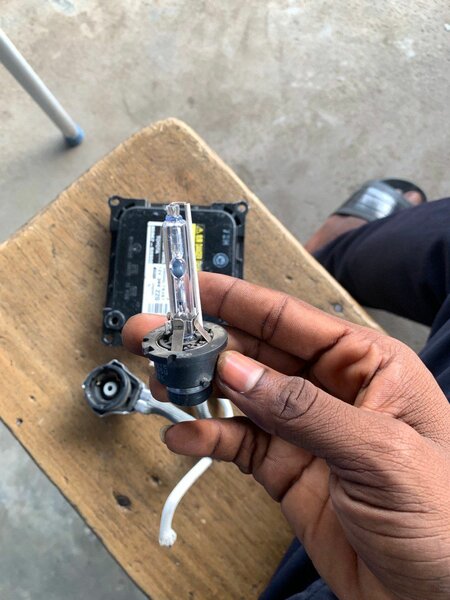 Toyota Vitz Headlight bulb