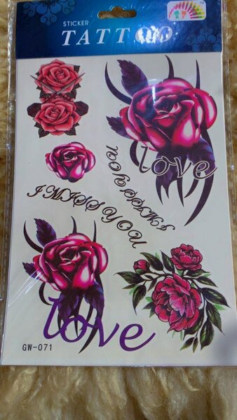 Tatouage autocollant
