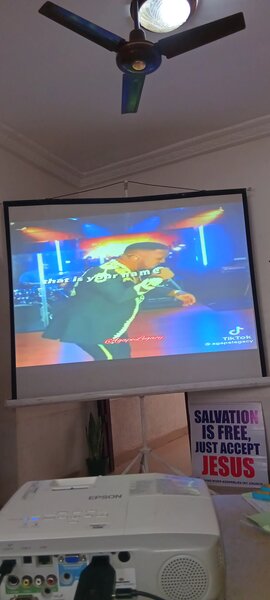 Rent Projector + 50m Wireless Hdmi + screen