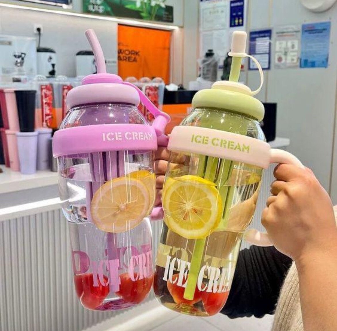 Bouteille d'eau avec paille