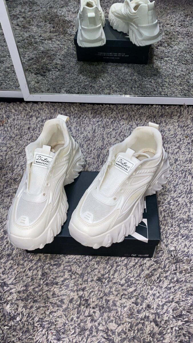 Both men and women white sneaker