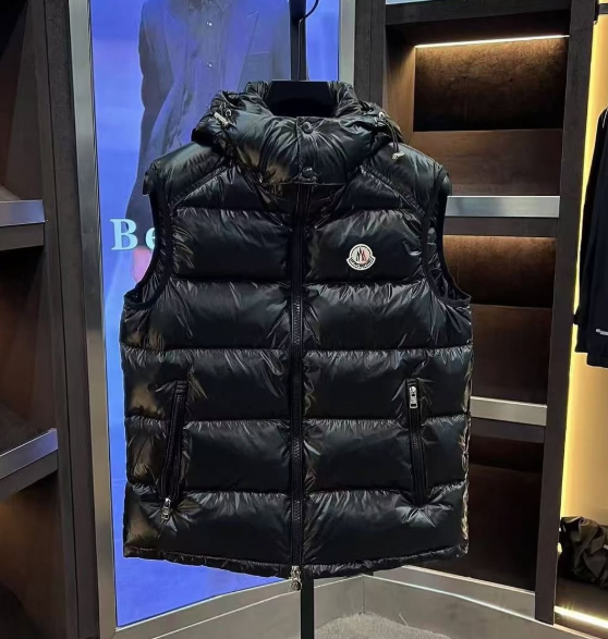 Безрукавка Moncler (капюшон можно снять)