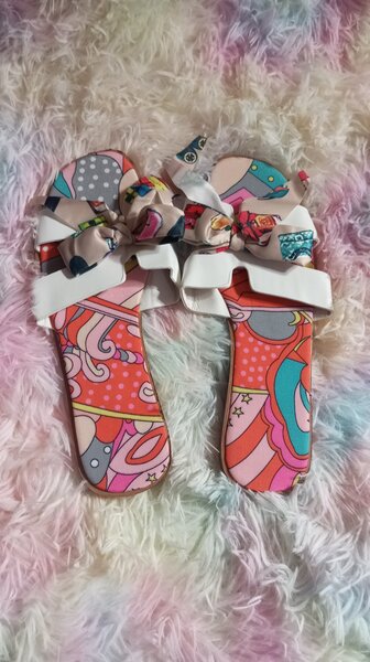 Sandales colorées à motifs