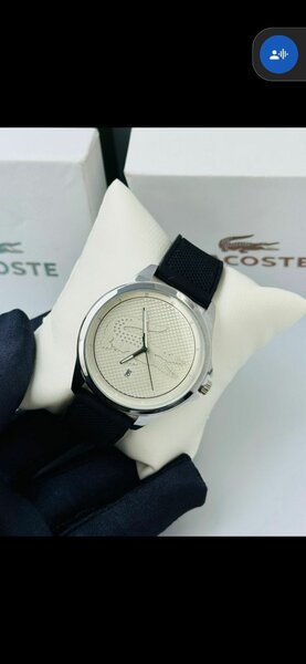 Montre élégante avec bracelet textile
