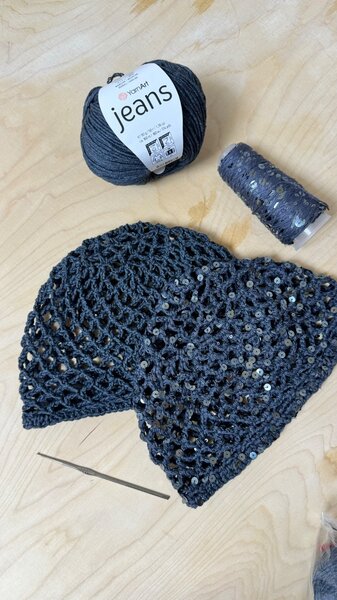 Трендовые сеточные шапки