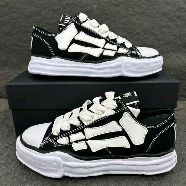 Baskets noires et blanches tendance