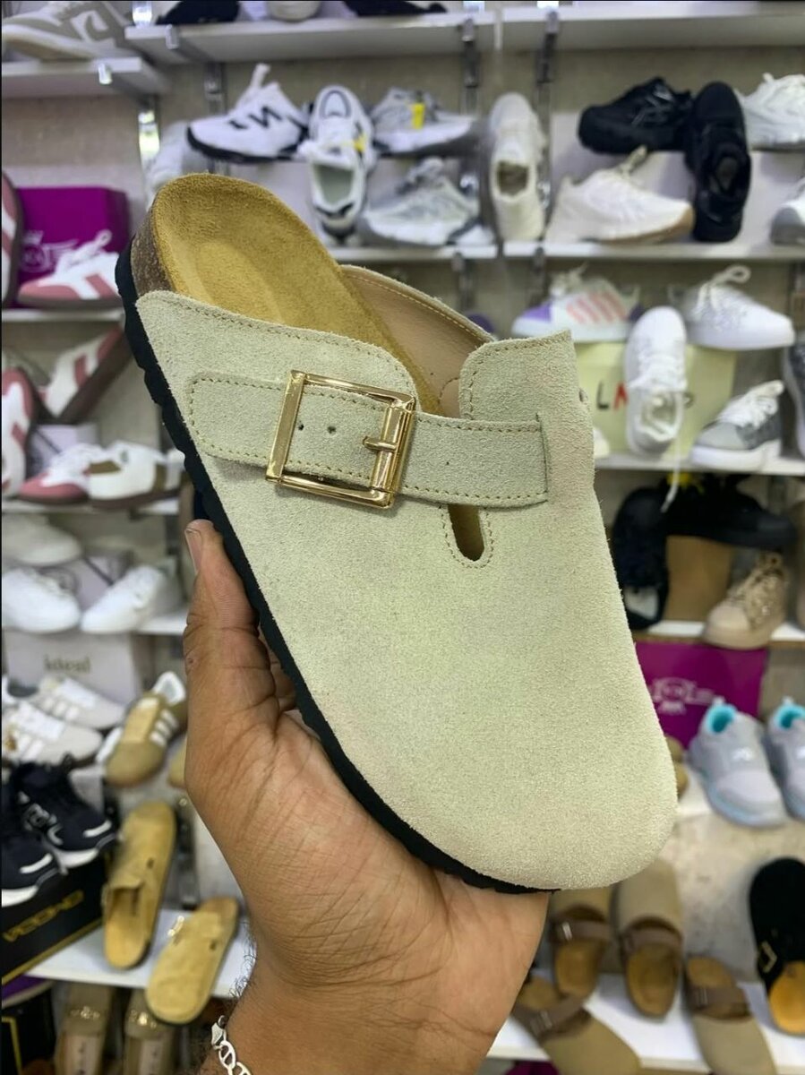 Mules en daim avec boucle