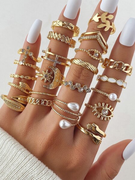 Luxurious and fashionable Rings
