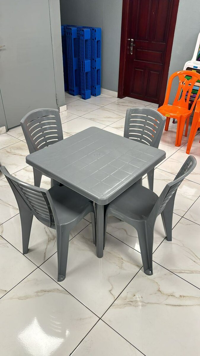 1 table et 4 chaises