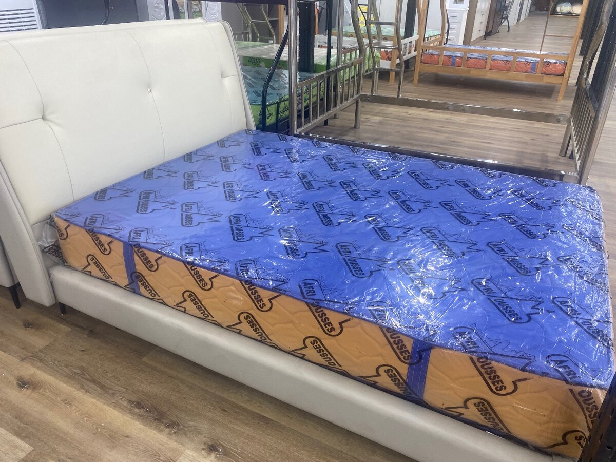 Lit double avec matelas confortable