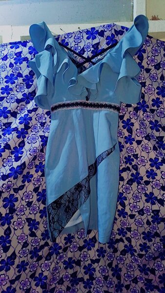 Robe élégante bleu à volants