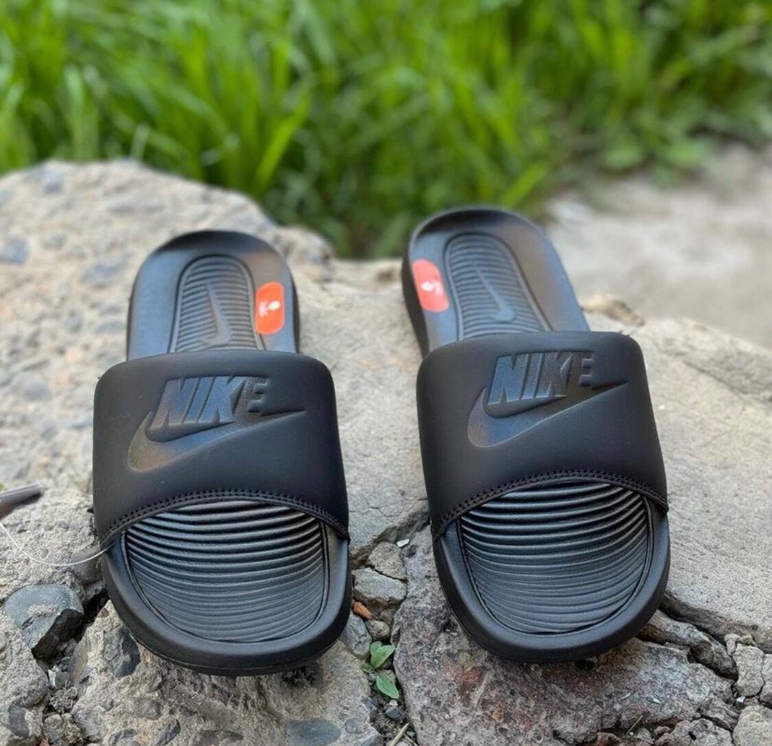 Nike victori one slides