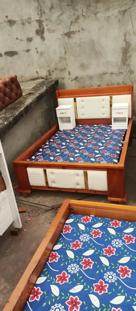 Lit double avec chevets intégrés