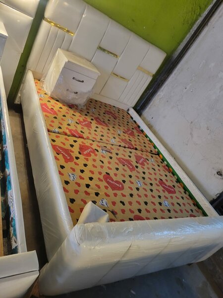 Lit double moderne en simili cuir