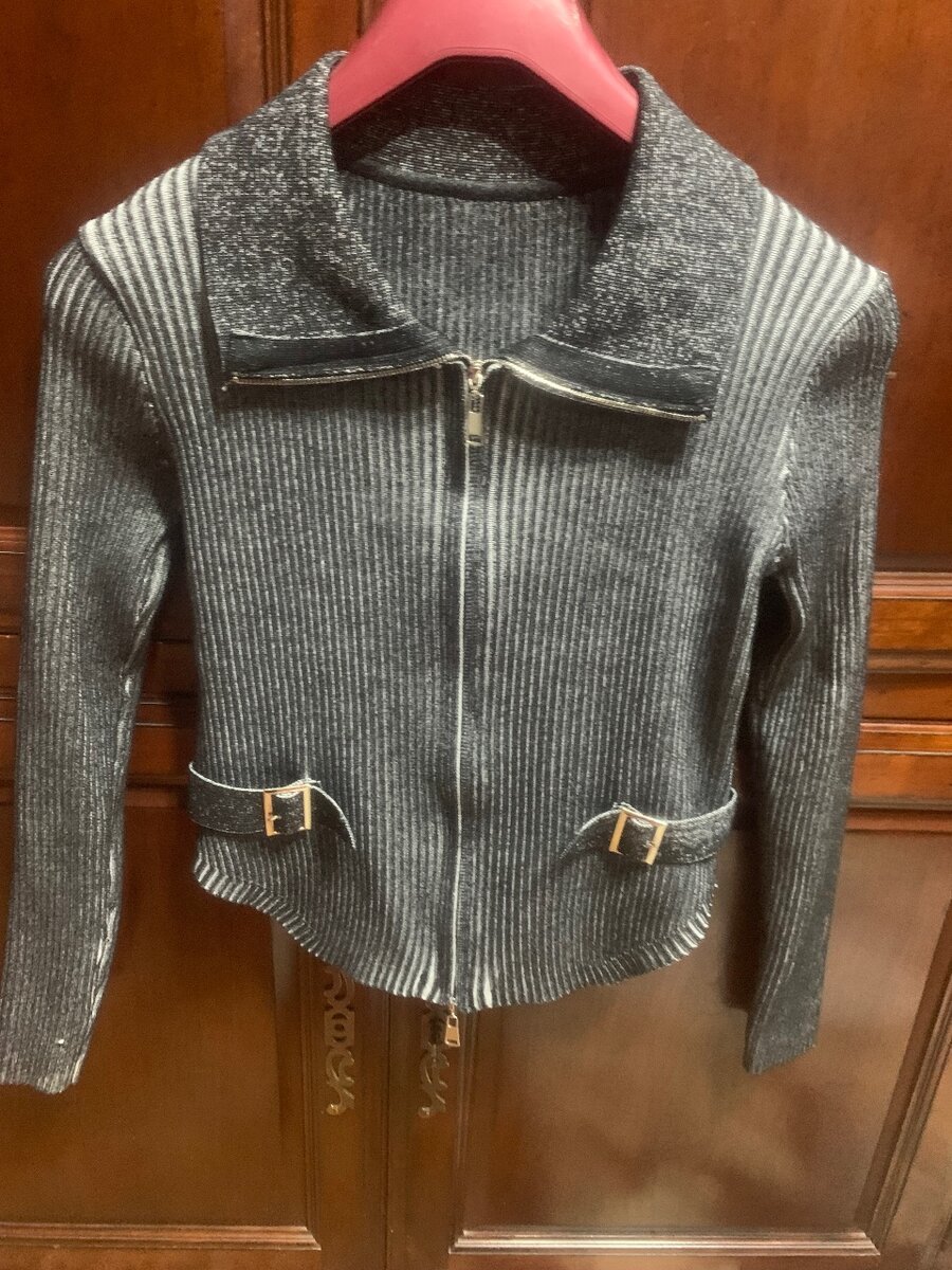 Это женская вязаная кофта с молнией (кардиган или джемпер на