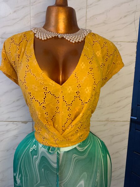 Blouse brodée jaune chic