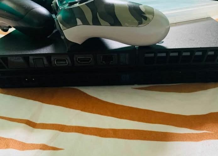 Console PS4 avec manettes